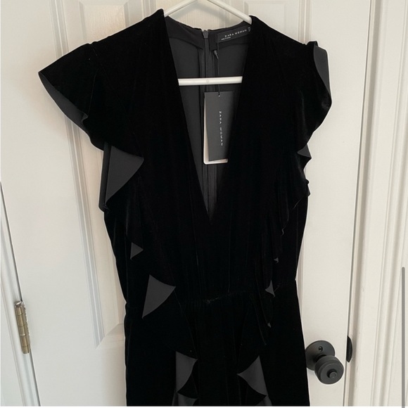 NWT Zara Black Velvet Jumpsuit Ruffle Pleated Full Length Cap Sleeve Zippered XS - Picture 3 of 8